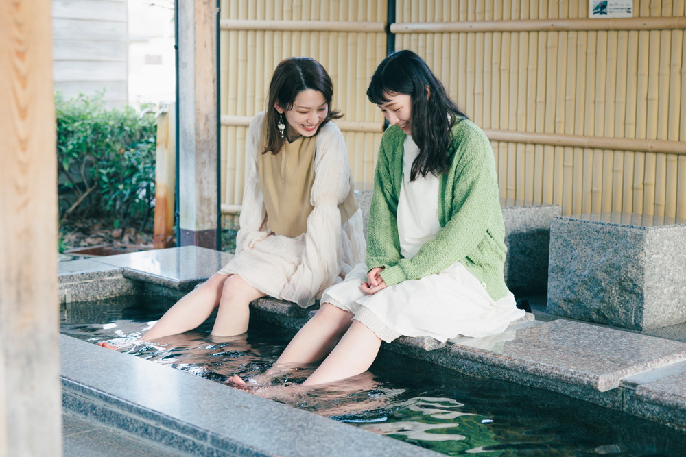 松江しんじ湖温泉駅の足湯で足を癒す