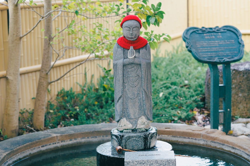 松江しんじ湖温泉駅の足湯で足を癒す