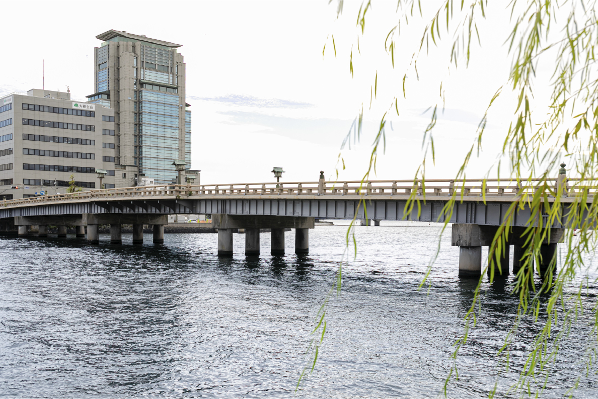 松江大橋から、八雲が愛した宍道湖の景色を感じる