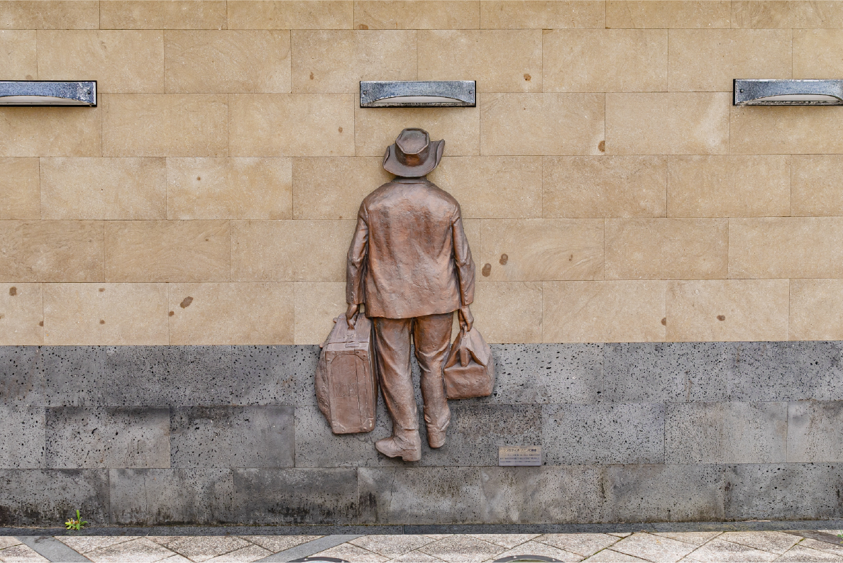 カラコロ広場で八雲のレリーフと一緒に記念撮影！